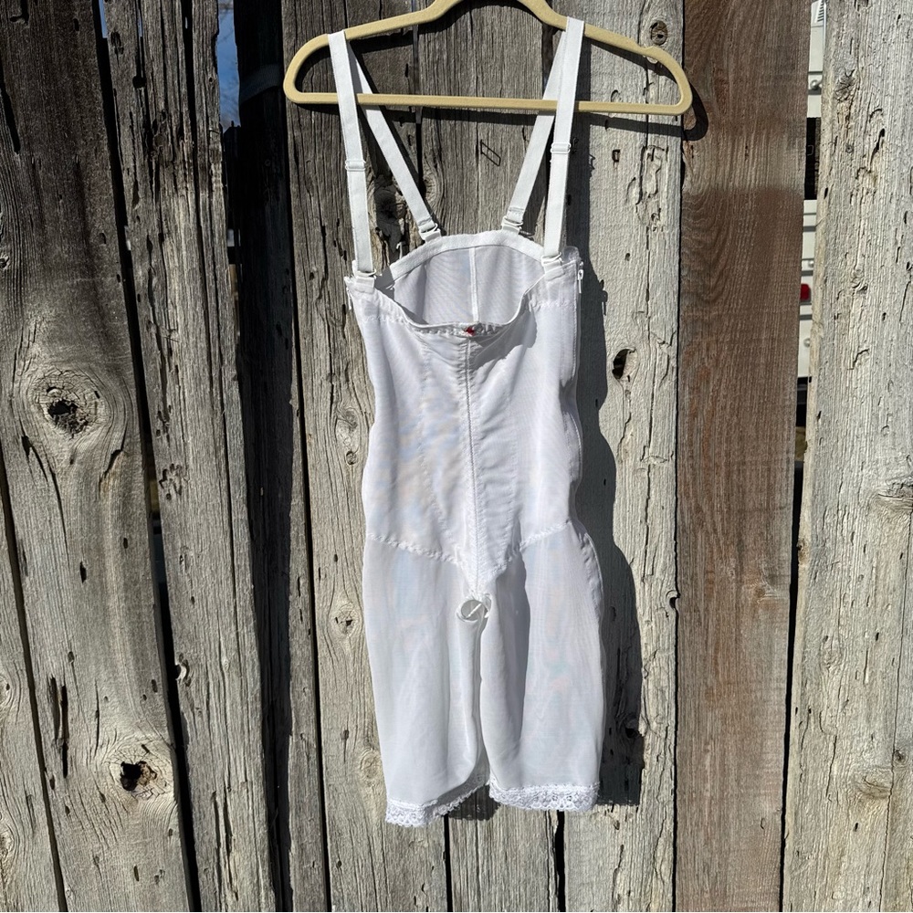 1960s Vintage White Underbust Shapewear Romper w/ Rosebud Lace Hem Size Small - Picture 3 of 13